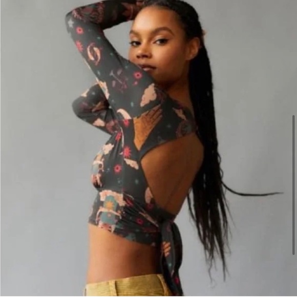 NWT UO Urban Outfitters Iris Plunge Top - Black Motif - Picture 3 of 6